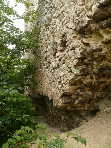 Falazathiány a belső várfal külső részén az udvarnál